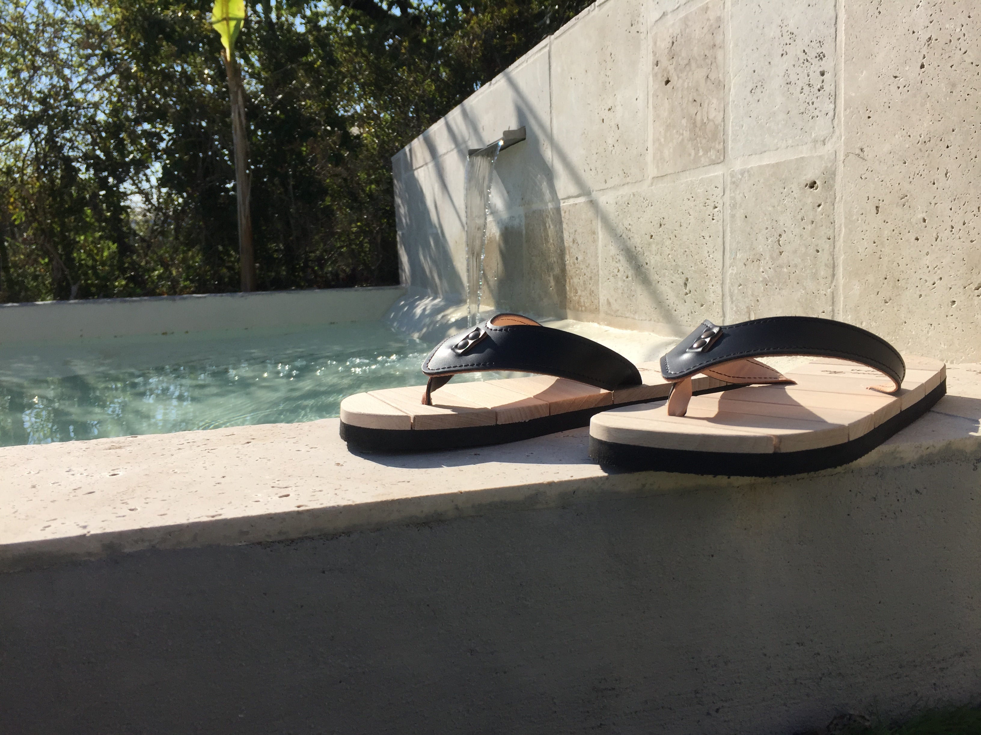 LA tong Naturellement Chic - Noire pour l'homme
